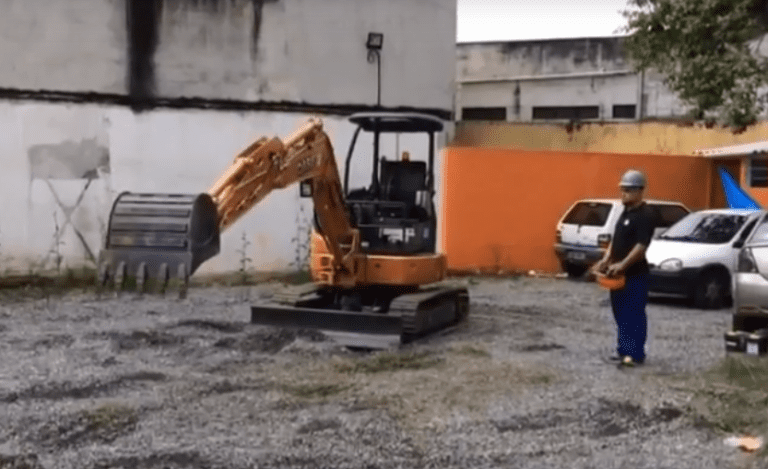Operação de Mini Escavadeira por Controle Remoto