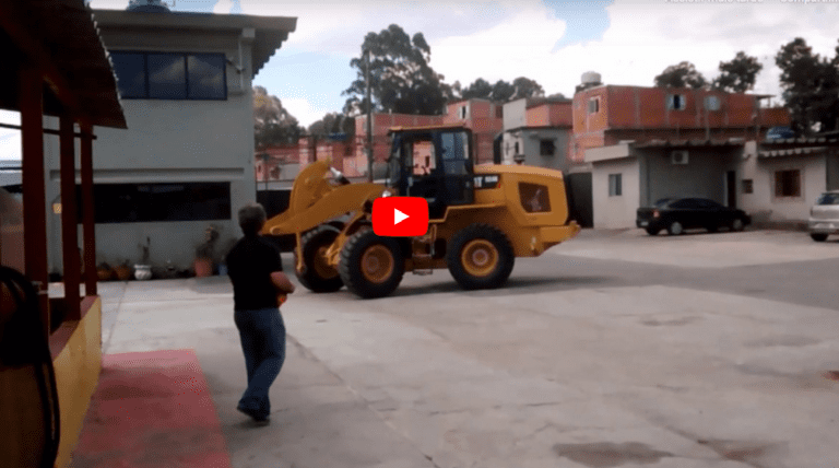 Operação de Pá Carregadeira por Controle Remoto