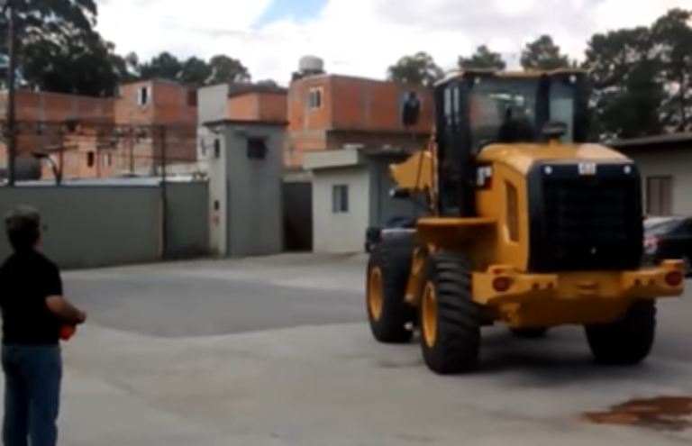 Aplicação de Controle Remoto em Pá Carregadeira