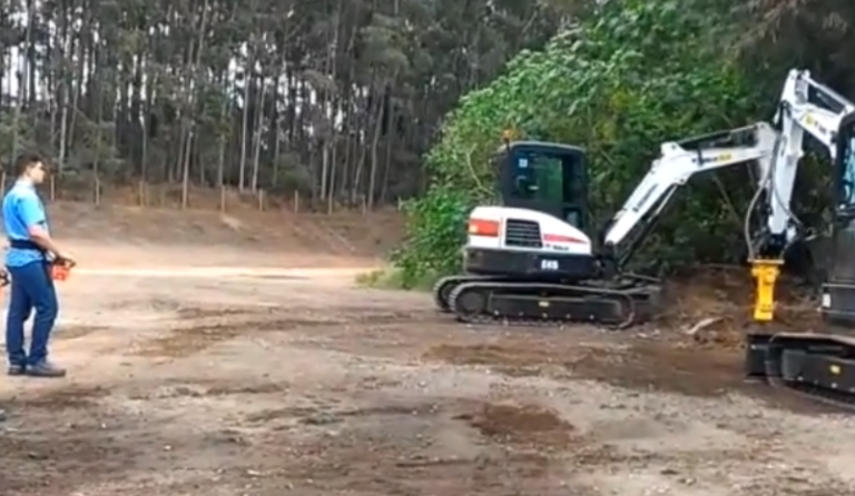 Operação de Mini Escavadeira com Martelete por Controle Remoto